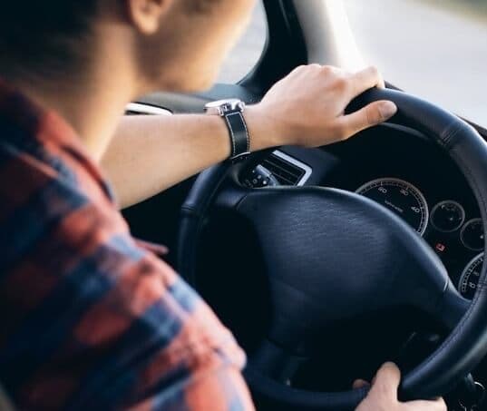 Carro fazendo barulho quando acelera? Descubra como resolver