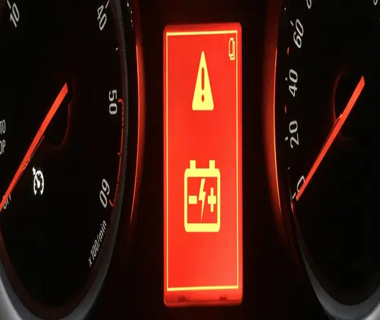 Luz da bateria acesa no painel do carro? Saiba o que fazer