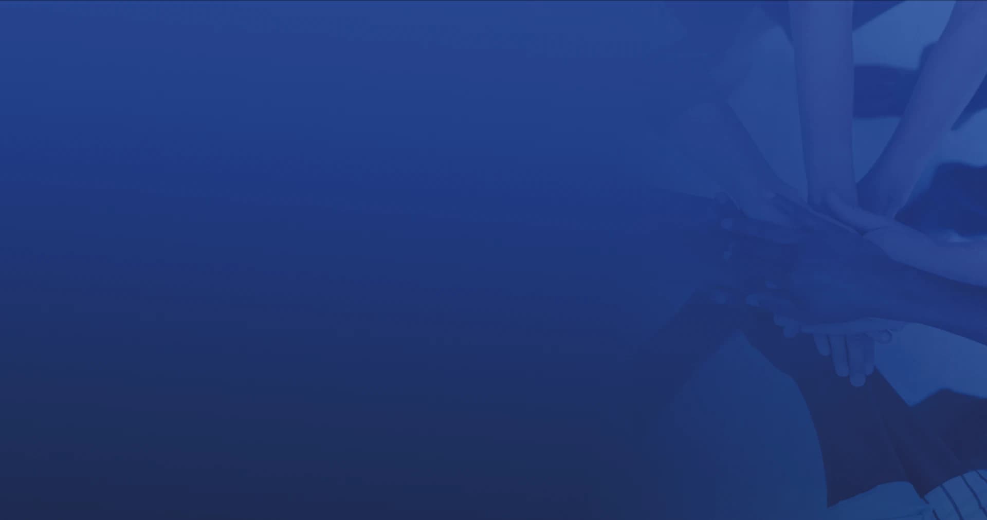 Colaboradores dando as mãos como uma equipe